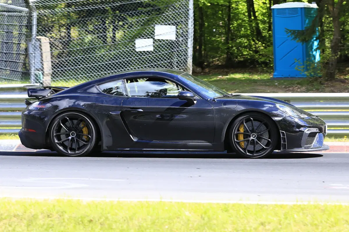 Porsche 718 Cayman GT4: eccola al Nürburgring [Foto spia] (12)