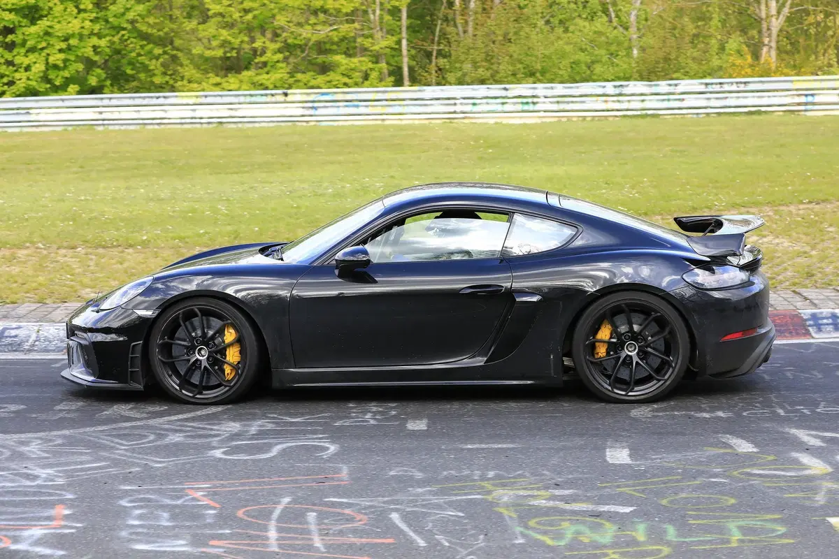 Porsche 718 Cayman GT4: eccola al Nürburgring [Foto spia] (4)