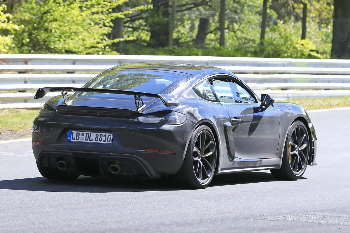 Porsche 718 Cayman GT4: eccola al Nürburgring [Foto spia] (14)
