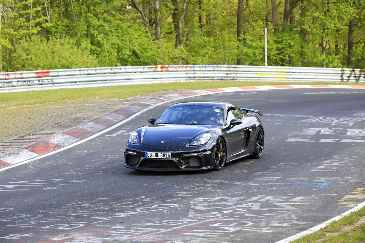 Porsche 718 Cayman GT4: eccola al Nürburgring [Foto spia] (2)