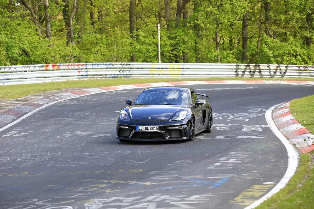 Porsche 718 Cayman GT4: eccola al Nürburgring [Foto spia] (10)