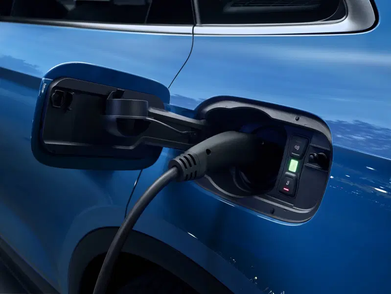 Lo sportello laterale per ricaricare le batterie posizionate sotto il pianale