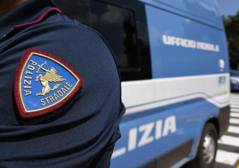 &laquo;Bastardi, controllate sempre me&raquo;: marocchino sputa sulla volante della Polizia