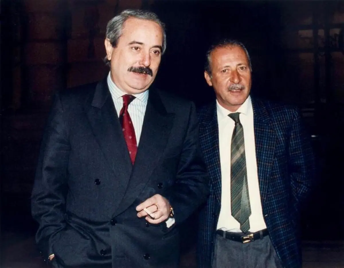 Strage di Capaci, il guard rail rosso, il monumento e le Fiat Croma in ricordo di Giovanni Falcone (4)