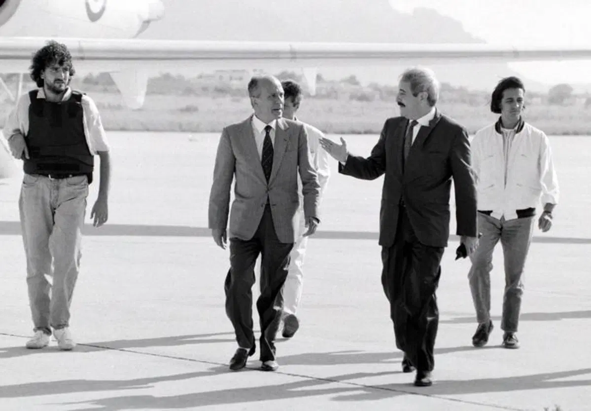 Strage di Capaci, il guard rail rosso, il monumento e le Fiat Croma in ricordo di Giovanni Falcone (10)