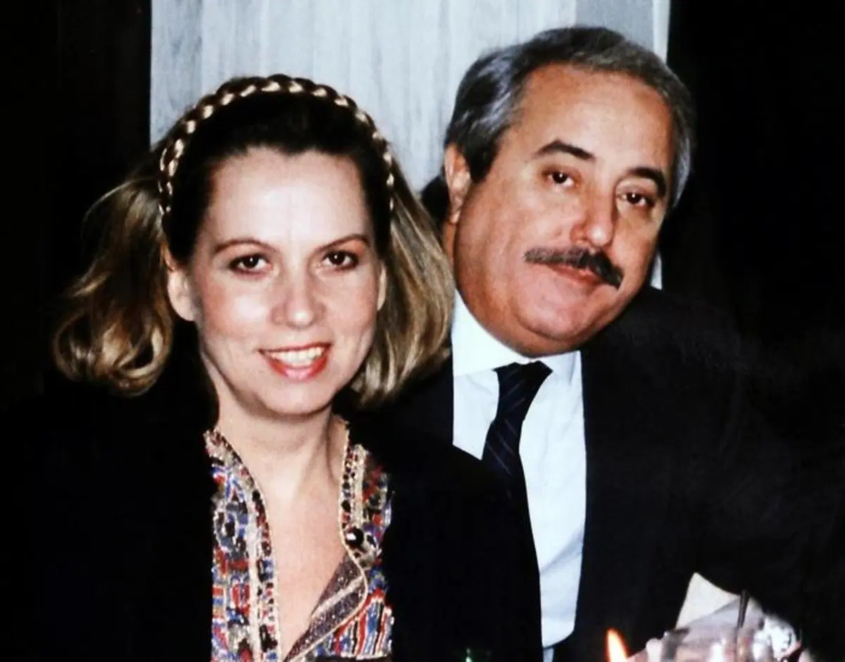 Strage di Capaci, il guard rail rosso, il monumento e le Fiat Croma in ricordo di Giovanni Falcone (2)