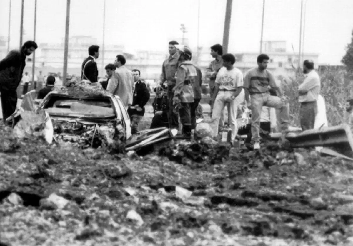 Strage di Capaci, il guard rail rosso, il monumento e le Fiat Croma in ricordo di Giovanni Falcone (8)