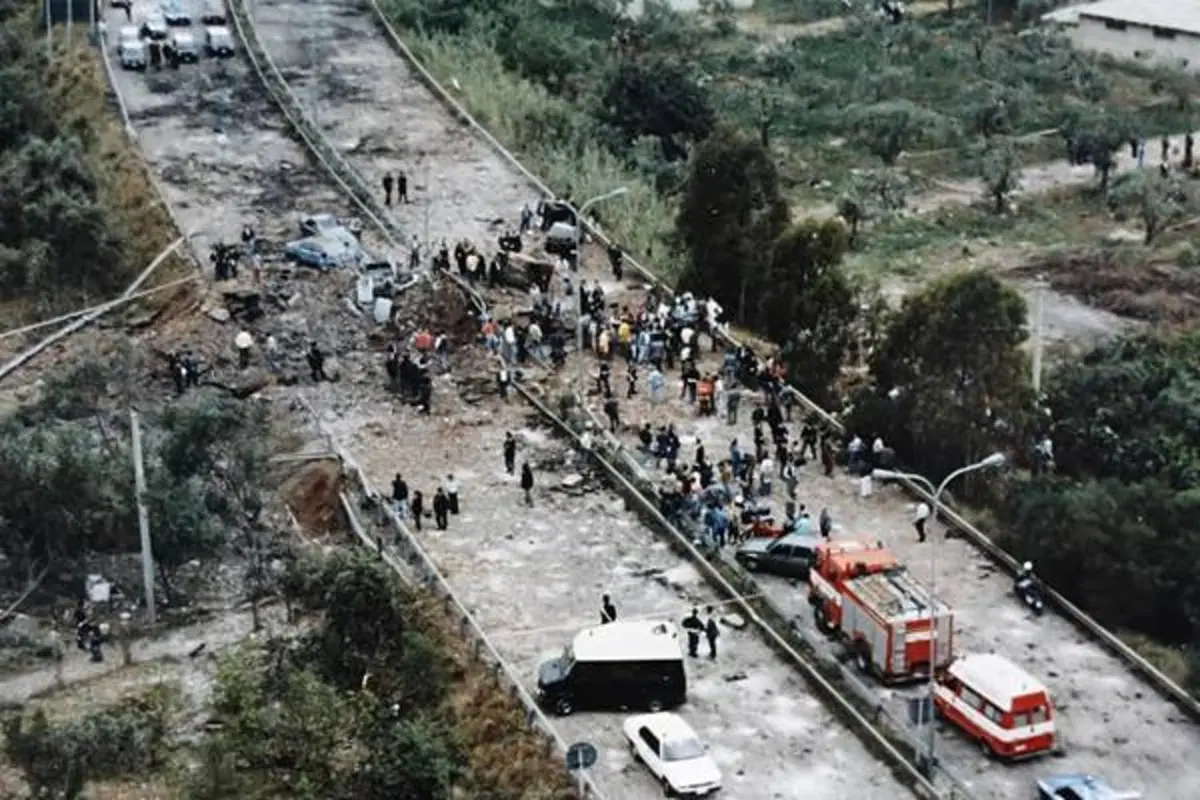 Strage di Capaci, il guard rail rosso, il monumento e le Fiat Croma in ricordo di Giovanni Falcone (3)