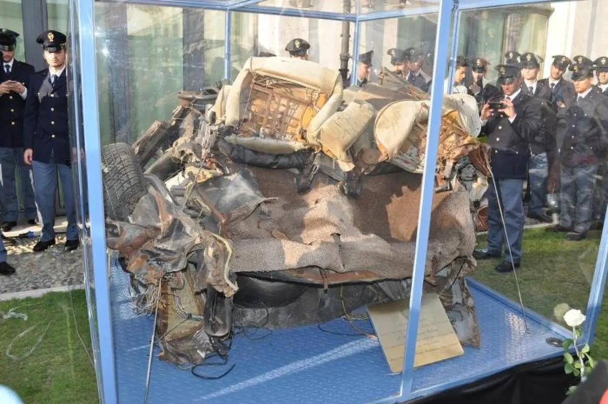 Strage di Capaci, il guard rail rosso, il monumento e le Fiat Croma in ricordo di Giovanni Falcone (12)
