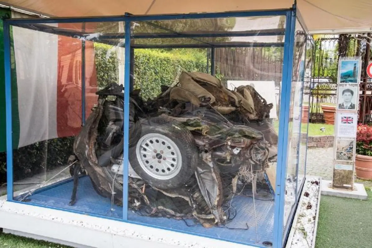 Strage di Capaci, il guard rail rosso, il monumento e le Fiat Croma in ricordo di Giovanni Falcone (14)