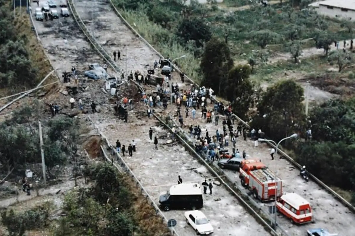 Strage di Capaci, il guard rail rosso, il monumento e le Fiat Croma in ricordo di Giovanni Falcone (9)