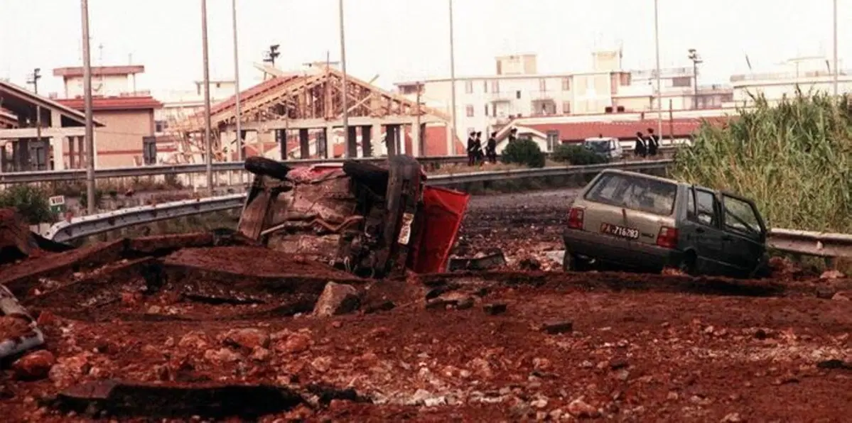 Strage di Capaci, il guard rail rosso, il monumento e le Fiat Croma in ricordo di Giovanni Falcone (20)