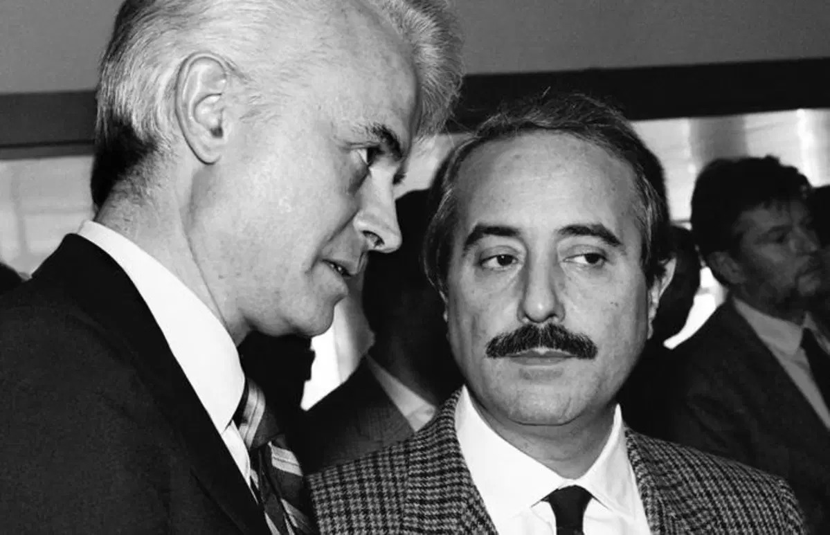 Strage di Capaci, il guard rail rosso, il monumento e le Fiat Croma in ricordo di Giovanni Falcone (18)