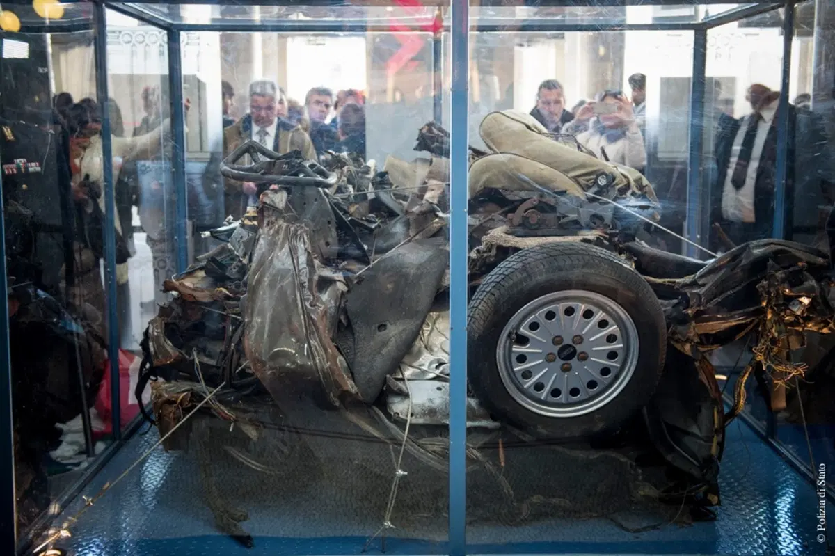 Strage di Capaci, il guard rail rosso, il monumento e le Fiat Croma in ricordo di Giovanni Falcone (13)