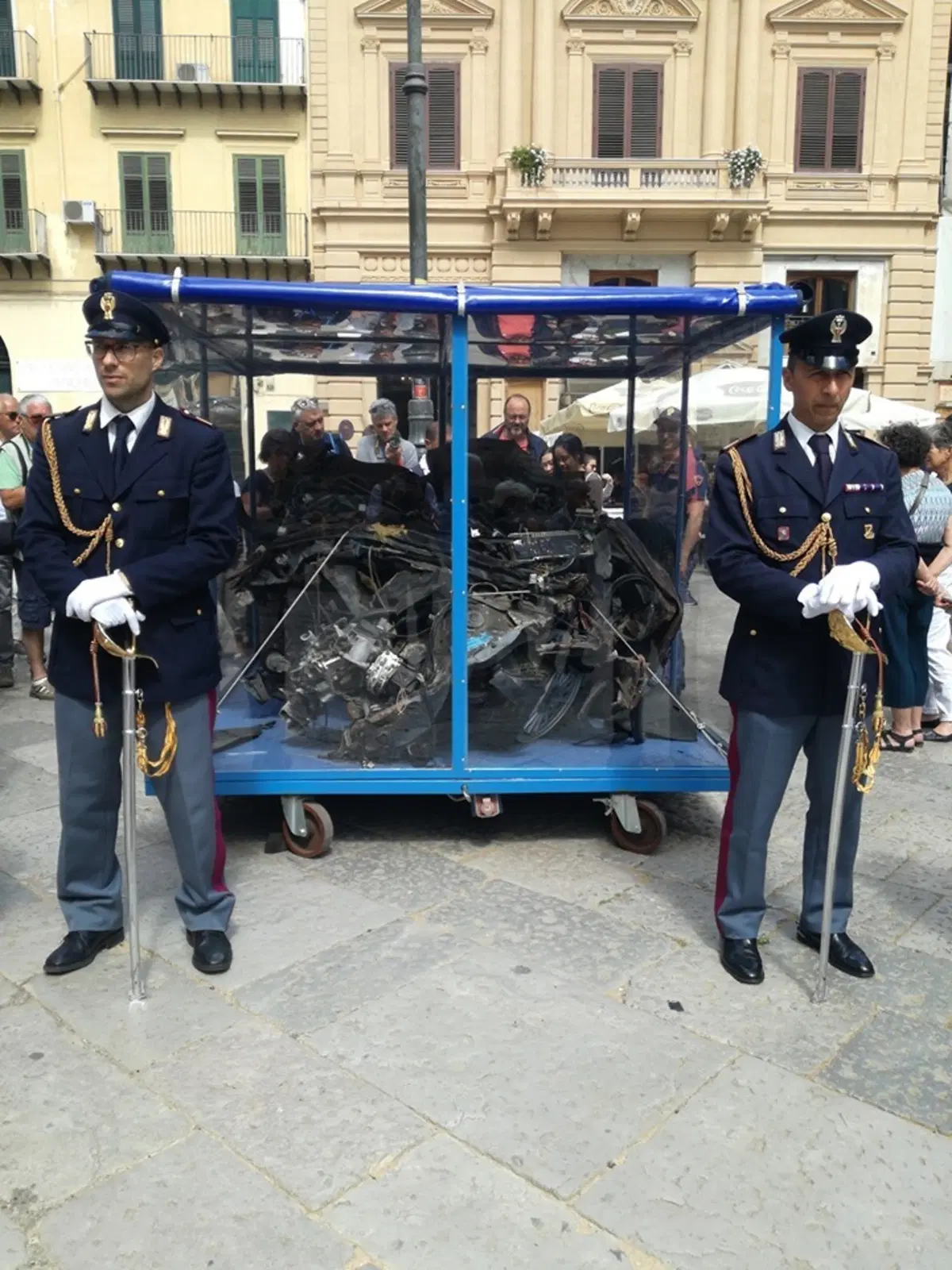 Strage di Capaci, il guard rail rosso, il monumento e le Fiat Croma in ricordo di Giovanni Falcone (21)