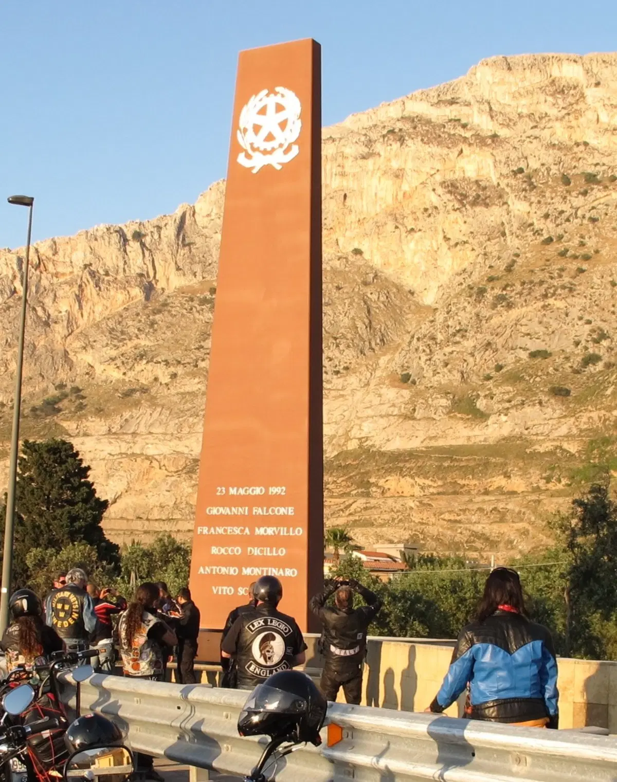 Strage di Capaci, il guard rail rosso, il monumento e le Fiat Croma in ricordo di Giovanni Falcone (22)