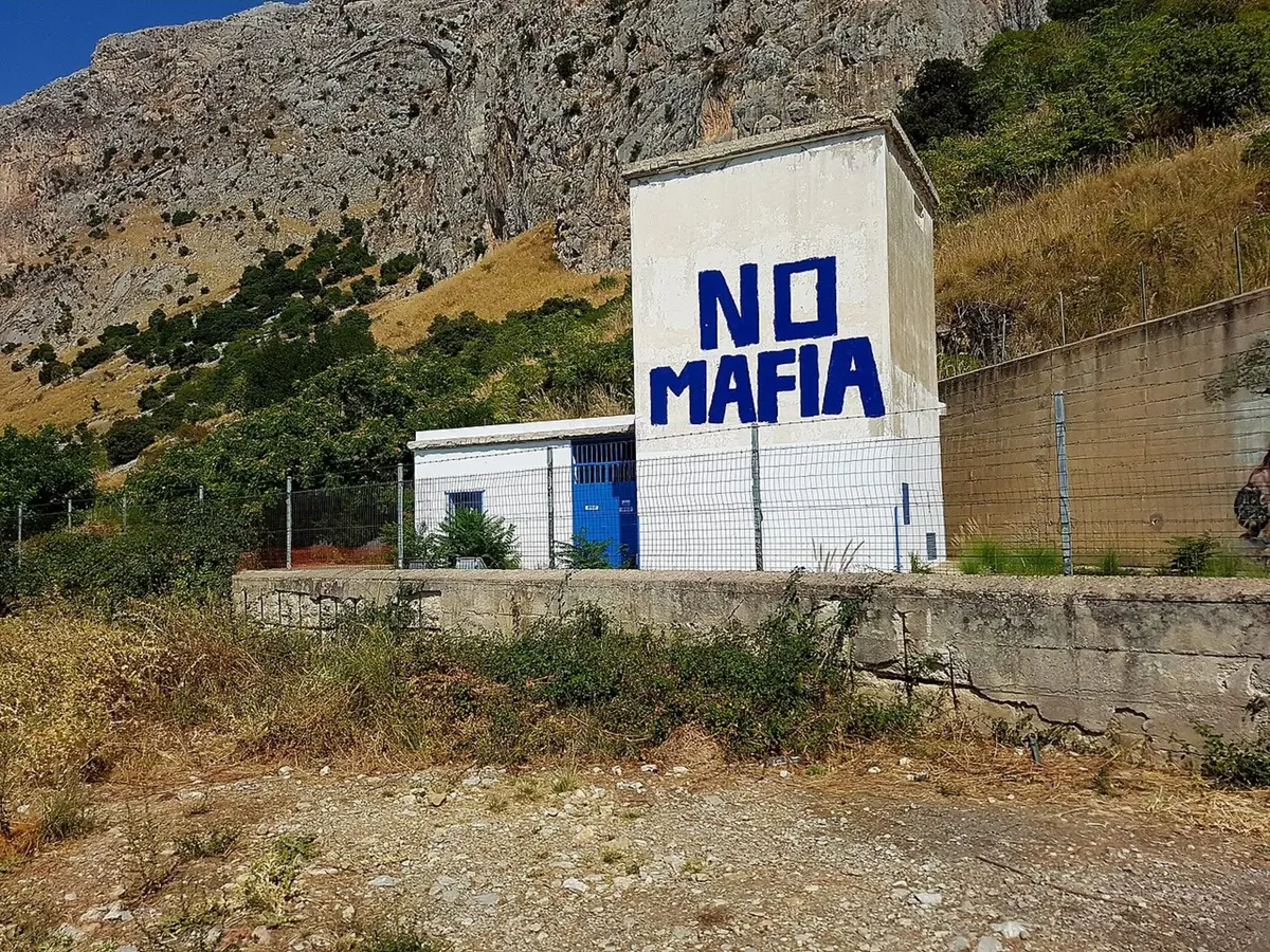 Strage di Capaci, il guard rail rosso, il monumento e le Fiat Croma in ricordo di Giovanni Falcone (23)