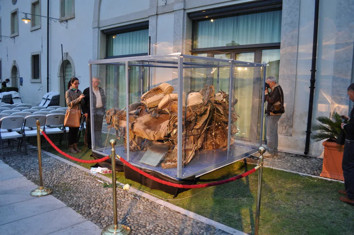 Strage di Capaci, il guard rail rosso, il monumento e le Fiat Croma in ricordo di Giovanni Falcone (25)