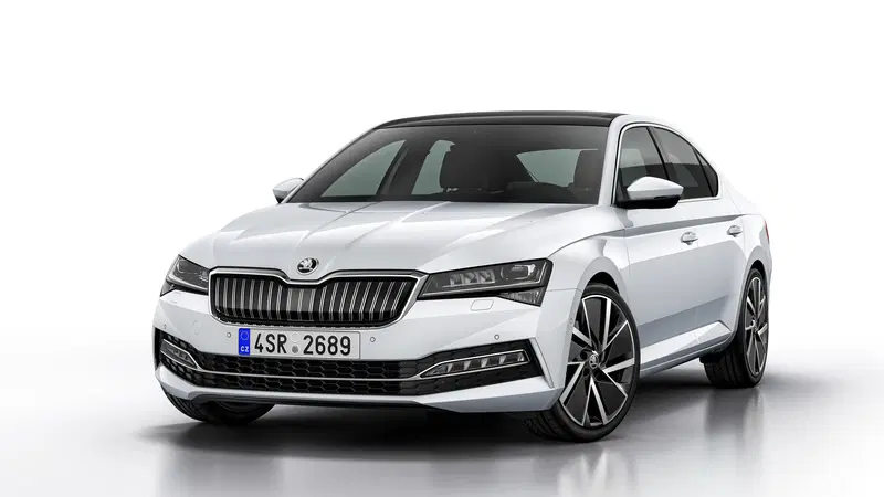 Skoda Superb restyling, arriva l'ibrido [Video]