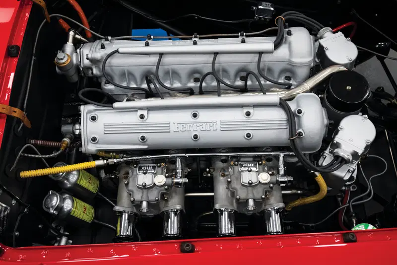 Il motore della Ferrari di Parravano. Cosa ha in comune con l'ultima concept-bike BMW, portata a Villa d'Este? I carburatori doppio corpo WEBER!!