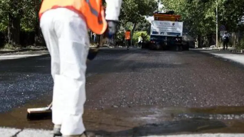 Roma: addio buche? Asfalto in plastica riciclata più resistente del 250%