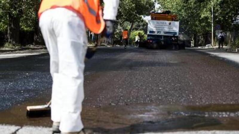 Roma: addio buche? Asfalto in plastica riciclata pi&ugrave; resistente del 250%