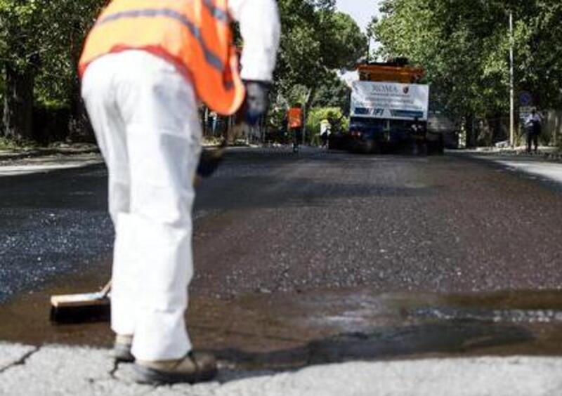 Roma: addio buche? Asfalto in plastica riciclata pi&ugrave; resistente del 250%