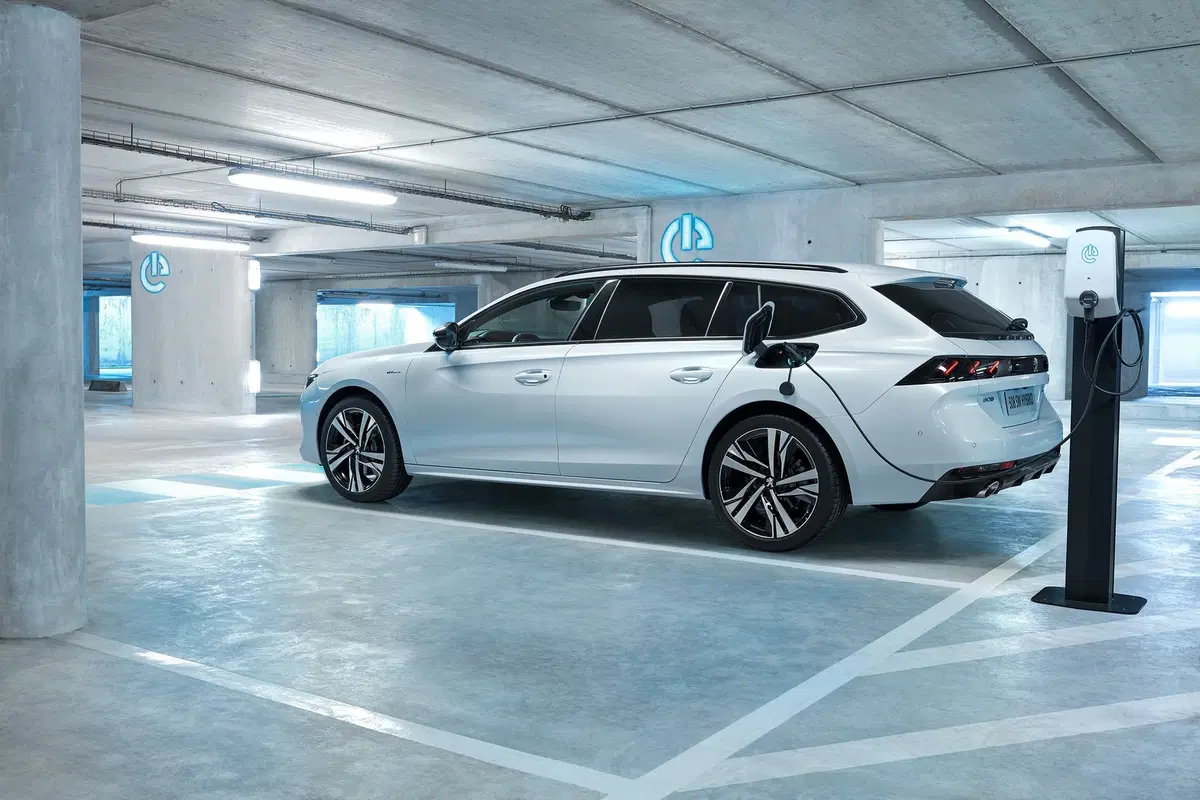 Peugeot 508 HYbrid: plug-in da 225 CV e 40 km di autonomia (2)