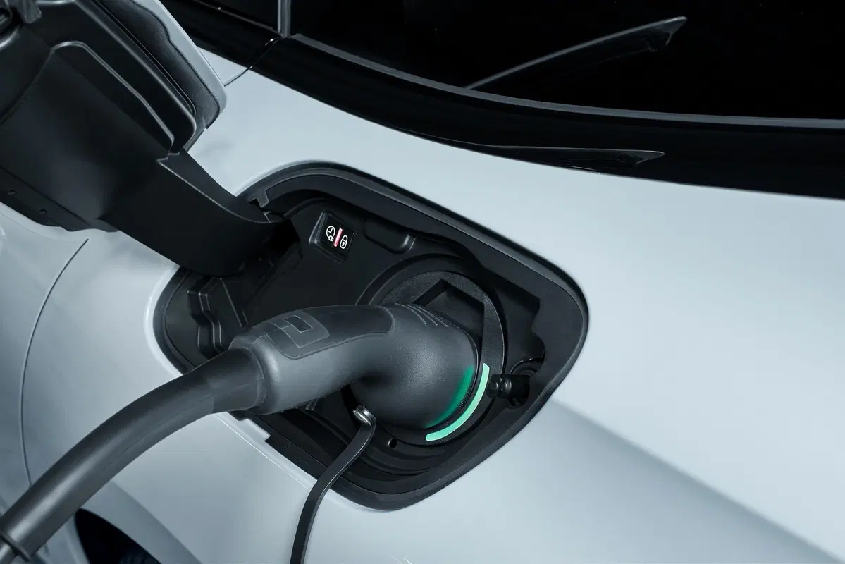 Peugeot 508 HYbrid: plug-in da 225 CV e 40 km di autonomia (4)