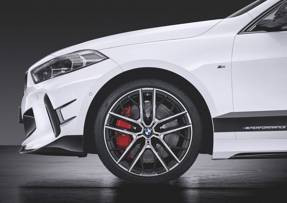 Sulla BMW Serie 1 M Performance le pinze freno saranno rosse