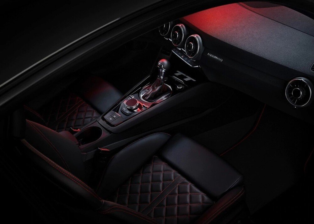 Interni esclusivi con dettagli in rosso per la Audi TT Quantum Grey Edition