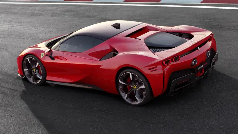 Ferrari SF90 Stradale, Manzoni: &laquo;Un po&rsquo; vettura da corsa, un po&rsquo; astronave&raquo; [Video]
