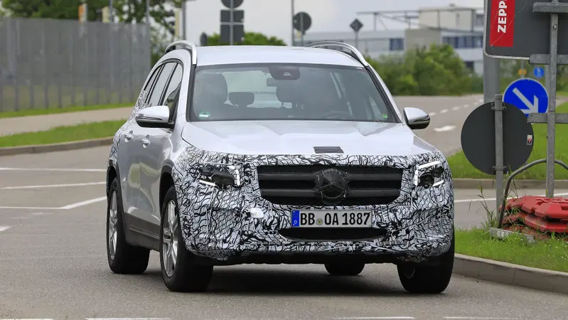 Mercedes GLB, le foto spia 