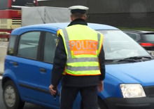 Incidente mortale, poliziotto redarguisce automobilisti che fanno foto