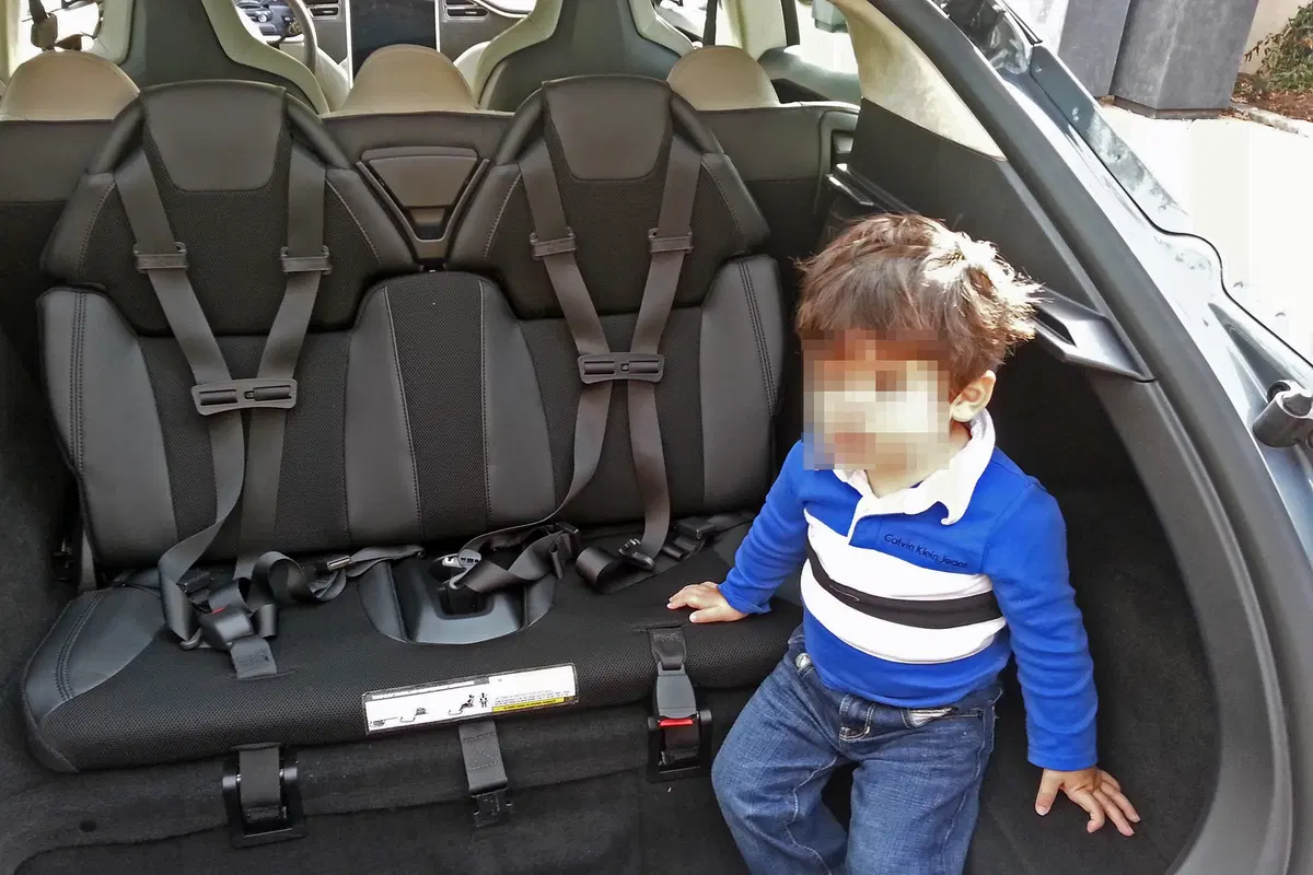 Sicurezza bambini in auto, Seduti davanti o dietro, il 30% dei piccoli soffre: ecco le regole (3)