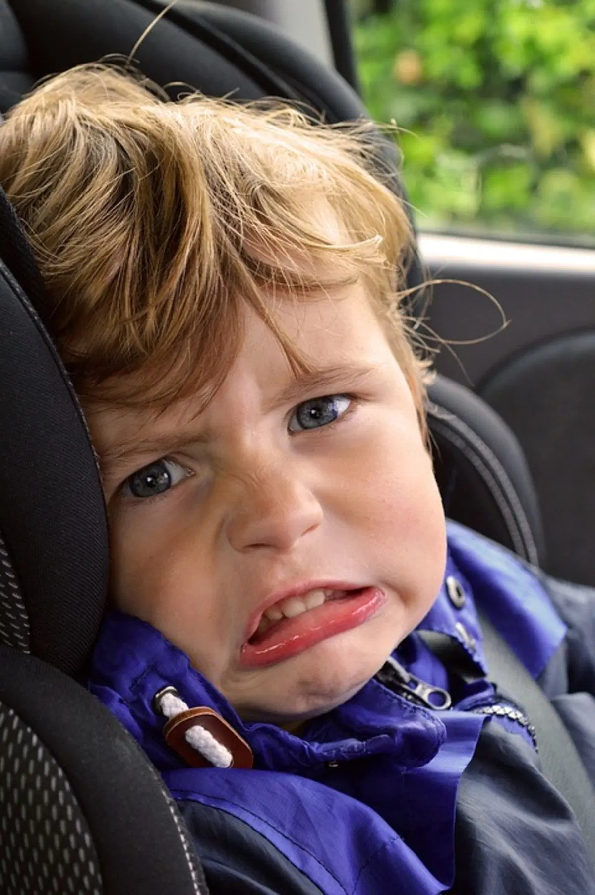 Sicurezza bambini in auto, Seduti davanti o dietro, il 30% dei piccoli soffre: ecco le regole (5)