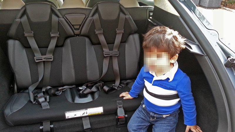 Sicurezza bambini in auto, Seduti davanti o dietro, il 30% dei piccoli soffre: ecco le regole