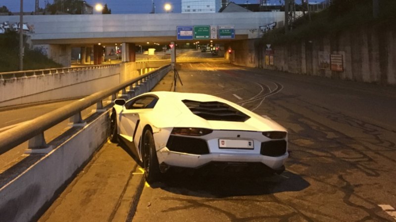 Svizzera, Lamborghini non riesce a seminare polizia che la insegue: il conducente drogato senza patente finisce fuori strada
