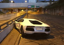 Svizzera, Lamborghini non riesce a seminare polizia che la insegue: il conducente drogato senza patente finisce fuori strada