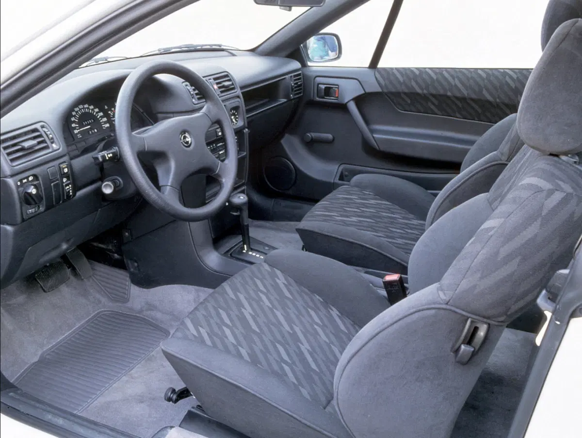 Opel Calibra, la coupé che piaceva anche ai papà (23)