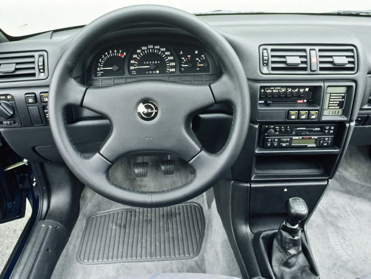 Opel Calibra, la coupé che piaceva anche ai papà (29)