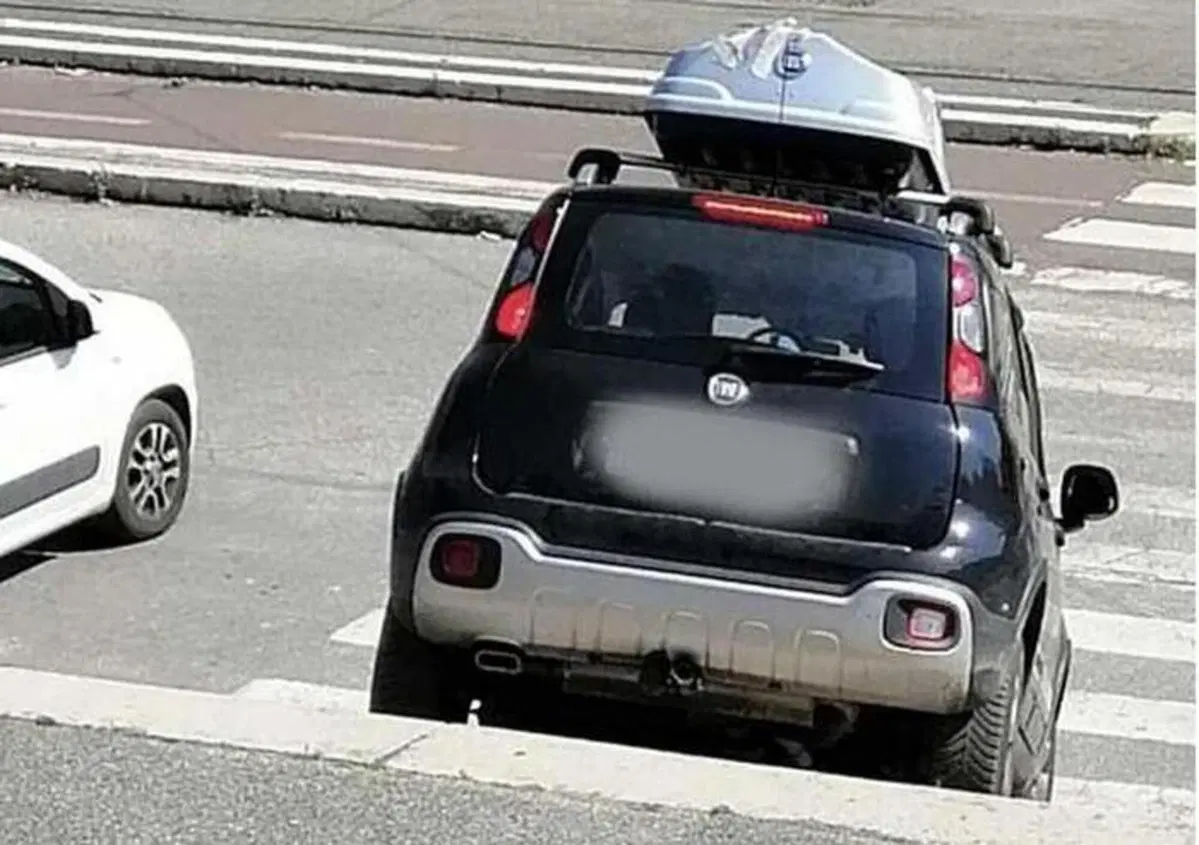 Roma, scende con l'auto da una scalinata: &laquo;Ho fretta&raquo;