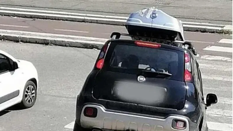 Roma, scende con l'auto da una scalinata: &laquo;Ho fretta&raquo;
