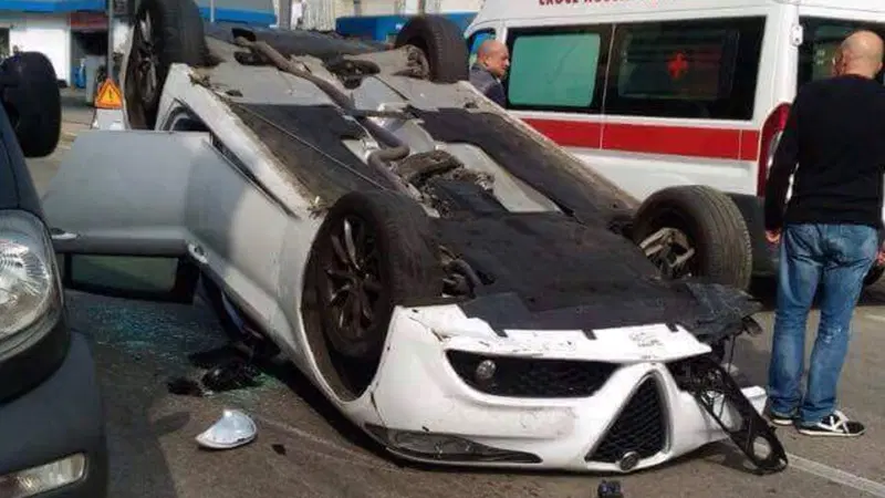 Si ribaltano con l'Alfa Giulia, devono avercela messa tutta