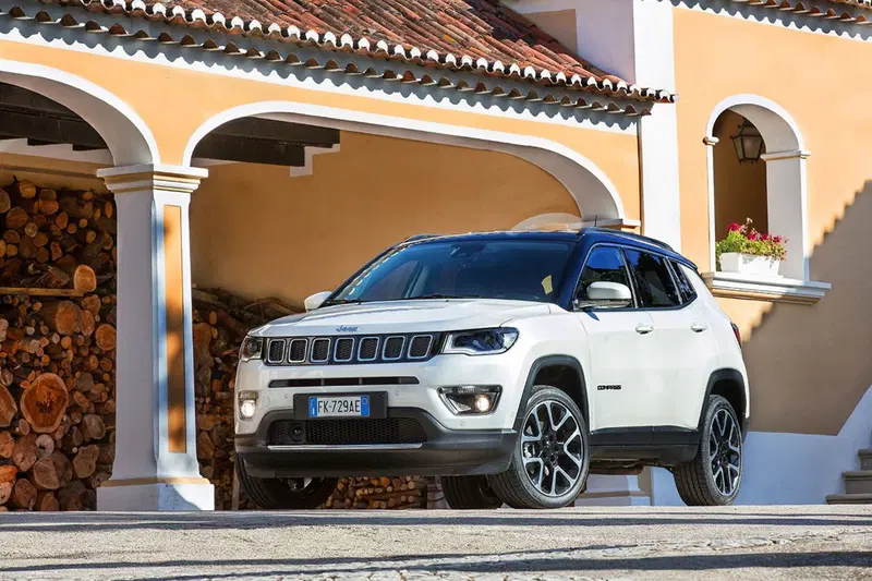 Il "volto" della Compass. Non si pu&ograve; sbagliare: &egrave; indiscutibilmente una Jeep
