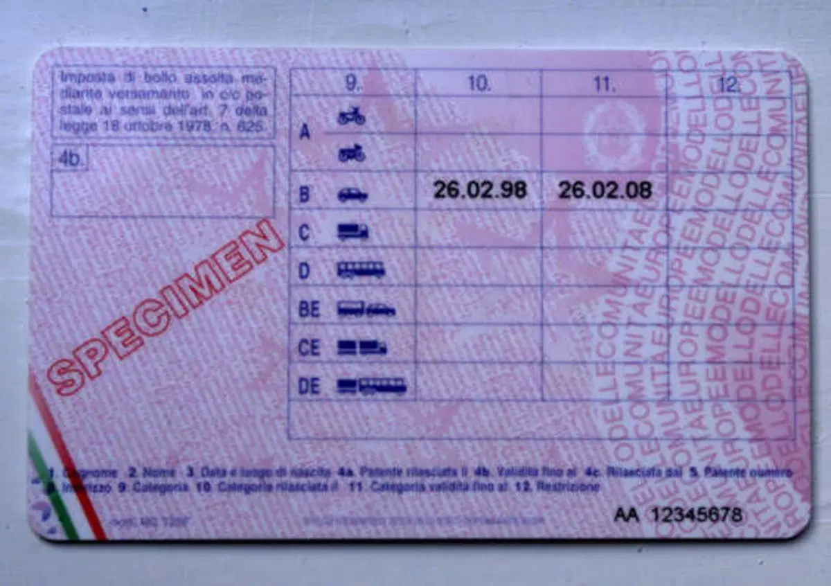 Sostiene l'esame della patente al posto di un altro: due denunce