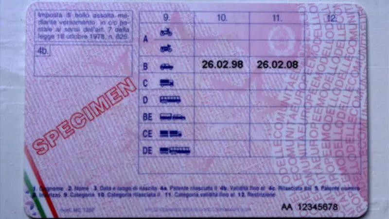 Sostiene l'esame della patente al posto di un altro: due denunce