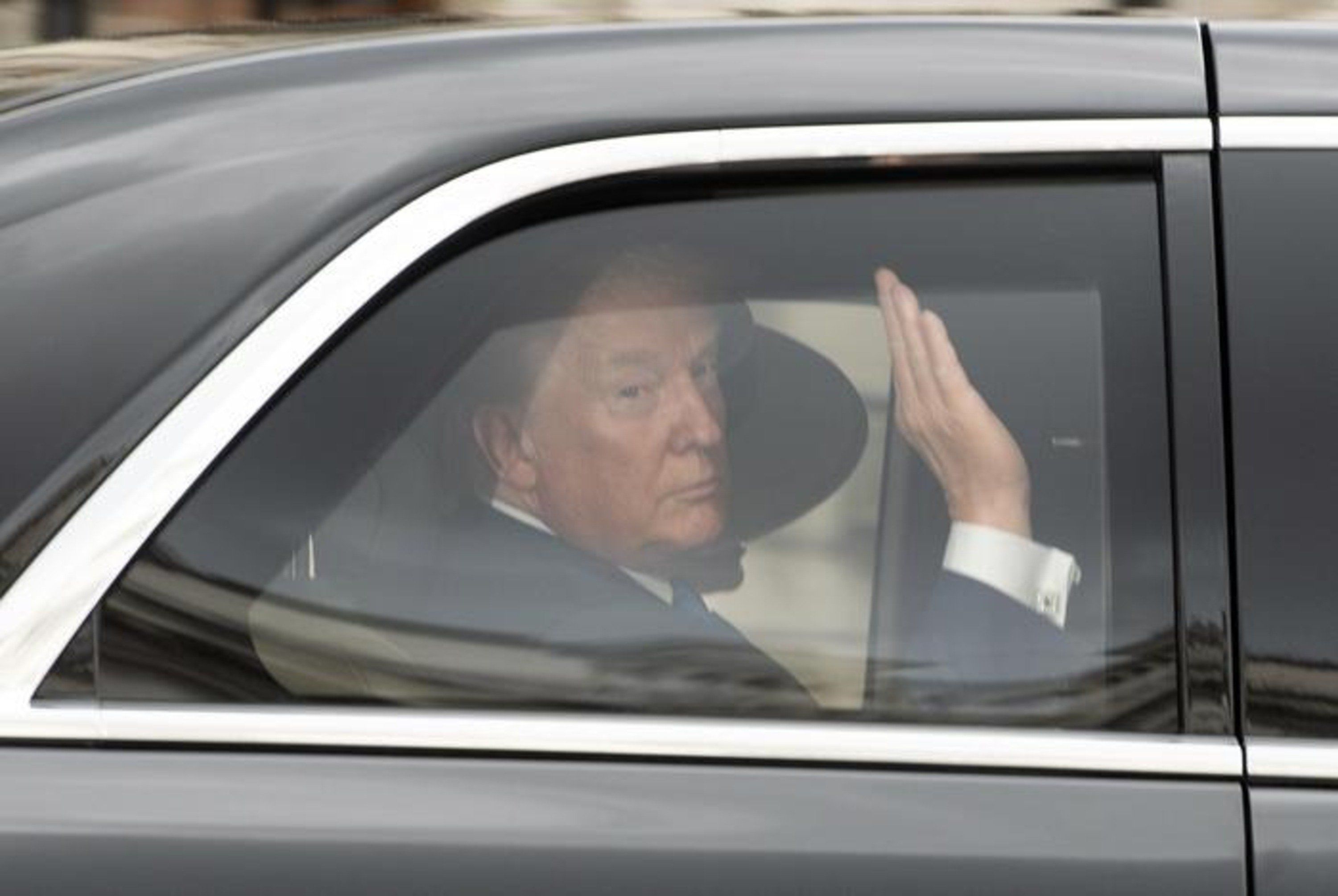 Trump noleggia quattro limousine delle... pompe funebri