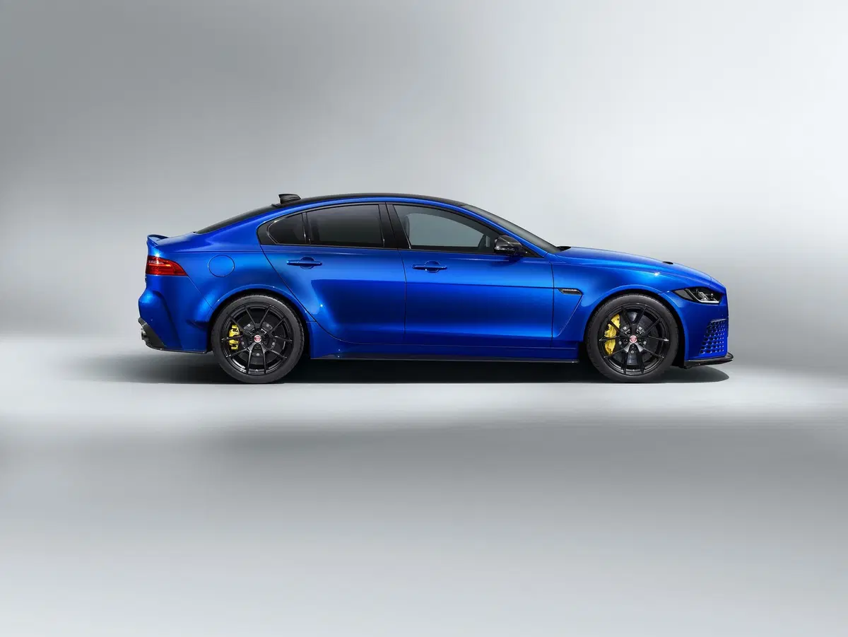 Jaguar XE SV Project 8 Touring: 15 esemplari per la strada (2)