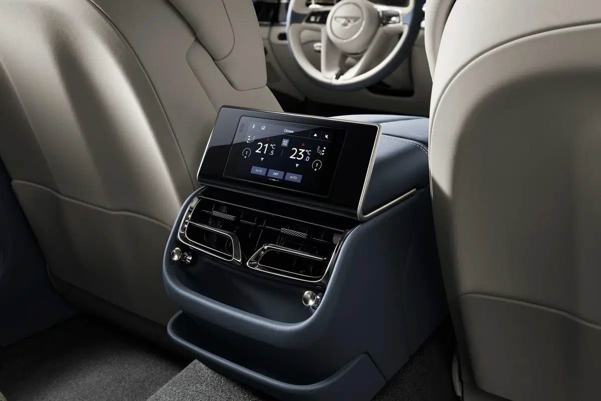 Bentley Flying Spur 2019: foto e dati della nuova limousine inglese (10)